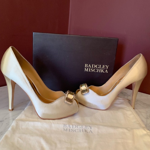 Badgley Mischka Women's Elia Platform Pump - Picture 2 of 6